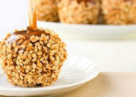 طريقة عمل تفاح بالكراميل والمكسرات