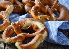 طريقة عمل خبز البريتزل