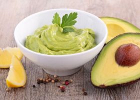 طريقة عمل صلصة اللبن والأفوكادو