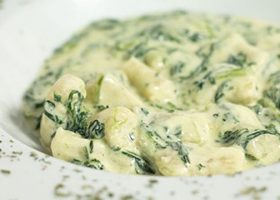 طريقة عمل بطاطس بالبشاميل والكزبرة