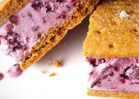 طريقة عمل آيس كريم التوت بالبسكويت