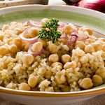 طريقة عمل الأرز مع الحمص والبصل