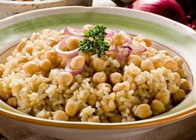 طريقة عمل الأرز مع الحمص والبصل