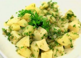 طريقة عمل سلطة البطاطس بالبقدونس