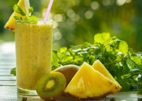 طريقة عمل سموثي الكيوي والاناناس