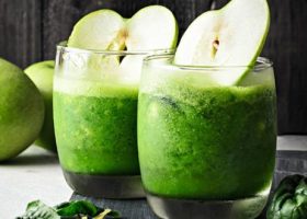 طريقة عمل عصير التفاح الأخضر والسبانخ