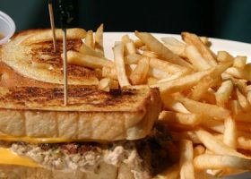 طريقة عمل صينية التوست بالتونة