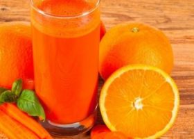 طريقة عمل عصير البرتقال بالجزر والخوخ