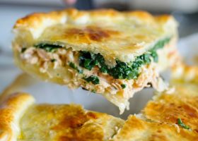 طريقة عمل فطيرة السلمون والسبانخ