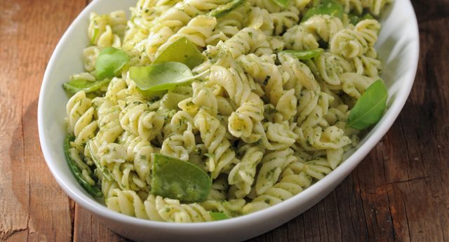 طريقة عمل مكرونة بالريحان والبازيلاء