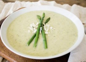 طريقة عمل حساء الهليون بالكريمة