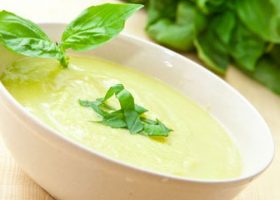 طريقة عمل شوربة الكوسا والنعناع