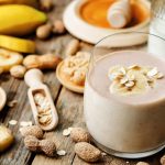 طريقة عمل سموثي الموز وزبدة الفول السوداني