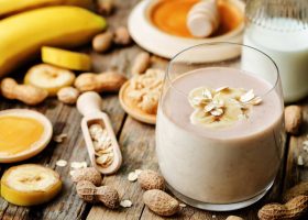 طريقة عمل سموثي الموز وزبدة الفول السوداني