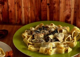 طريقة عمل مكرونه فيتوتشيني بالدجاج والفطر