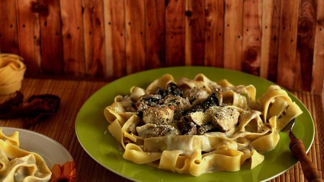 طريقة عمل مكرونه فيتوتشيني بالدجاج والفطر