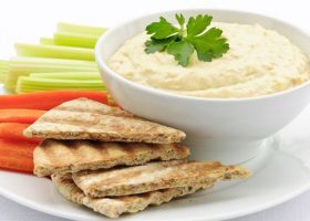 طريقة عمل تغميسة الحمص بالطحينة لايت