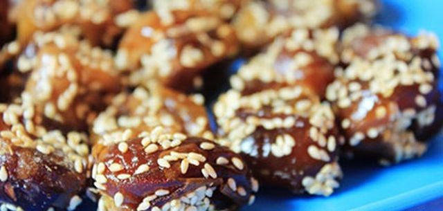 طريقة عمل التمر بالسمسم