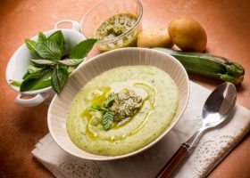 طريقة عمل شوربة الكوسا بالنعناع