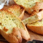 طريقة عمل خبز بالثوم والأوريغانو