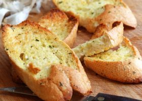 طريقة عمل خبز بالثوم والأوريغانو