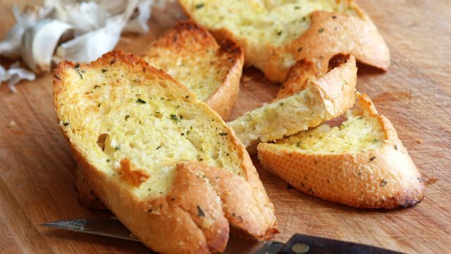 طريقة عمل خبز بالثوم والأوريغانو