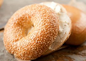 طريقة عمل خبز البيغل