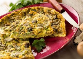 طريقة عمل العجة الخضراء بالفطر