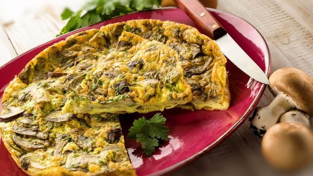 طريقة عمل العجة الخضراء بالفطر