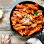 طريقة عمل باستا بالصوص الاحمر والدجاج