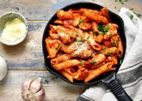 طريقة عمل باستا بالصوص الاحمر والدجاج