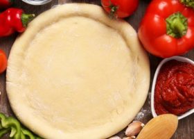 طريقة عمل عجينة البيتزا الايطالية الرقيقة