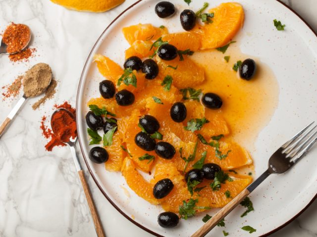 طريقة عمل سلطة البرتقال والزيتون المغربية