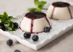 طريقة عمل حلى بانا كوتا بالتوت