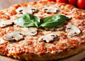 طريقة عمل بيتزا بالفطر والريحان