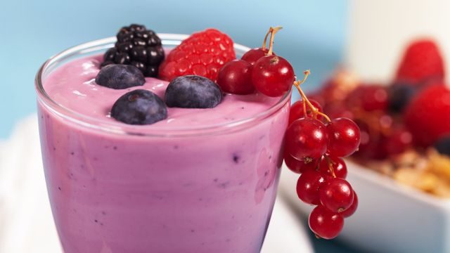 طريقة عمل سموثي التوت