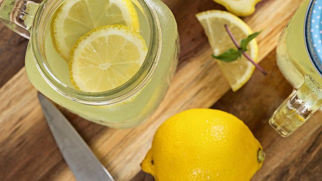 مدة صلاحية عصير الليمون وطريقة حفظه