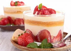 طريقة عمل كاسات تيراميسو الفراولة