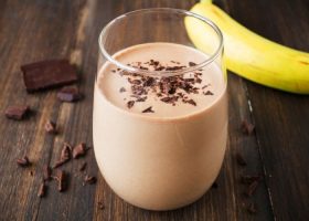 طريقة عمل سموثي الشكولاتة والموز