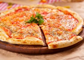 طريقة عمل بيتزا مارغاريتا لايت