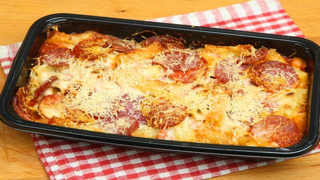 طريقة عمل بيتزا المكرونة بالسجق والجبن