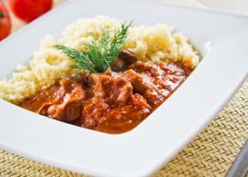 طريقة عمل كسكسي باللحم وصلصة الطماطم