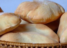 طريقة عمل الخبز العربي المنفوخ