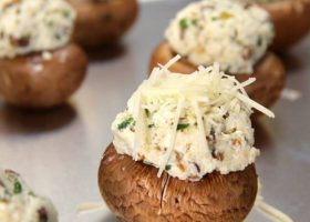 طريقة عمل فطر مع الثوم والجبنة