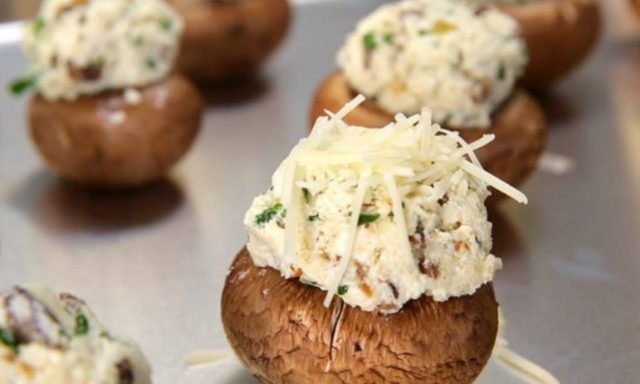 طريقة عمل فطر مع الثوم والجبنة