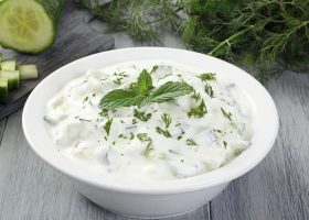 طريقة عمل سلطة اللبن بالخيار الهندية