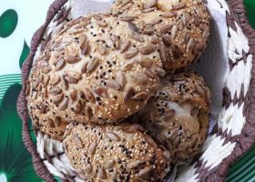 طريقة عمل خبز بالسمسم وحبة البركة