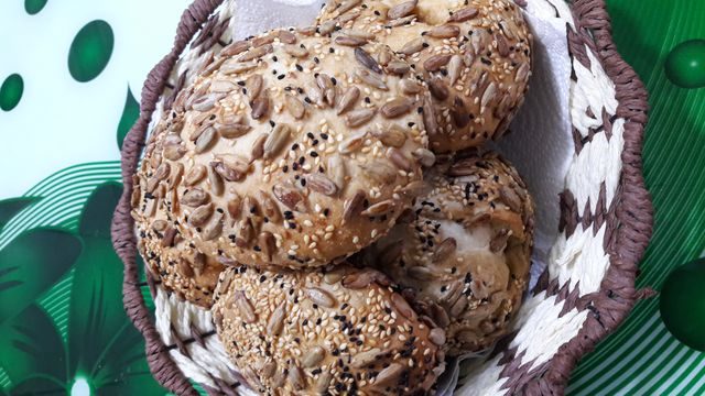 طريقة عمل خبز بالسمسم وحبة البركة