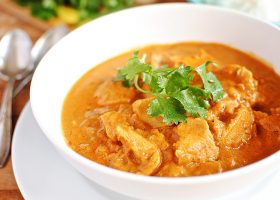 طريقة عمل دجاج هندي بصلصة الزبدة