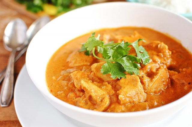 طريقة عمل دجاج هندي بصلصة الزبدة